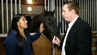 Leo Rojas geht mit Pferd auf Tuchfühlung