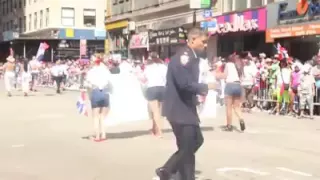 Сальса танцует полицейский, вот такой экспромт на параде