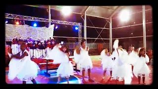 Eu e minhas amigas apresentando na cantada de natal