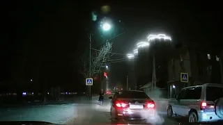 В Барнауле девушка спасла школьника, который чуть не попал под колёса автобуса