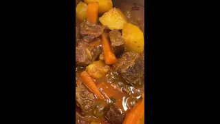 Carne com batatas que fica muito delicioso!