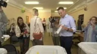 Navalny votes in Moscow election