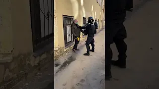 Тем временем в Питере россияне уже начали отбиваться от своих «правоохранителей».