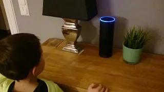 Alexa zicke zacke hoi hoi hoi / Junge spricht mit Alexa / Sieg Schlachtruf