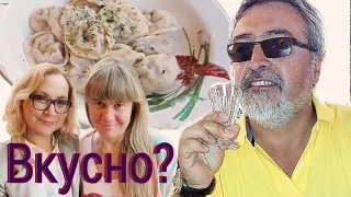 Иностранец пробует русскую еду. El chileno prueba la comida rusa.