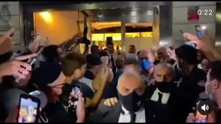 Tifosi romanisti in delirio per Jose Mourinho fuori dal ristorante 14/09/2021