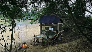 Camping hujan deras || Membangun shelter bambu sederhana di pinggir sungai