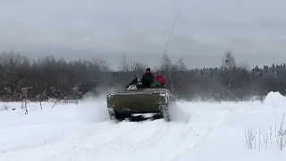 БМП разбивает сугроб