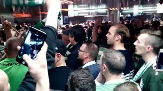 Bayern fans in the grip of Celtic fans, CHL 18.10.2017 Marienplatz Metro, cont. IV