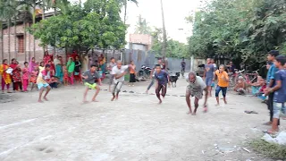 গ্রাম বাংলার ঐতিহ্যবাহী গ্রামের যুবক ও বৃদ্ধদের স্যান্ডেল তোলা খেলা || গ্রাম বাংলার মজার খেলা ||