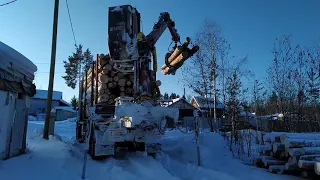 Лесовоз Volvo. Разгрузка. (timber truck Volvo)