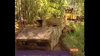 Подъем корпуса танка Т-28 для дальнейшей реставрации в мастерской Арьергард