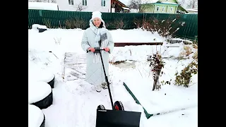 Лопата для снега на колёсах, снегоотвал "Бульдозер" Unikit  ОБЗОР Расчистила всё в одни женские руки