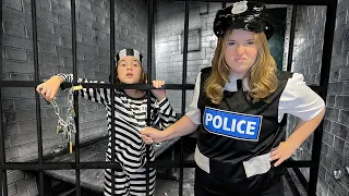 La Grande Évasion De Prison ! Elina Vs Amélya !