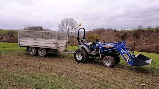 Farmtrac 26 holt Brennholz aus dem Wald