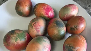 Ouă de Paște vopsite în culori de curcubeu. O metodă genială pentru Paște