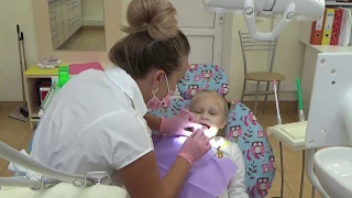 Алиса на приеме у стоматолога ! Алиса лечит зубки !