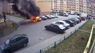 В ВОРОНЕЖЕ ВО ДВОРЕ СГОРЕЛА МАШИНА