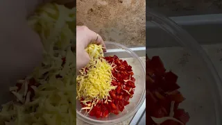Крабовые палочки, красный болгарский перец, красный помидор, сыр, чеснок, майонез