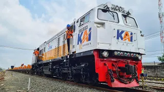 PERJALANAN PERDANA KERETA LUAR BIASA PEMBAWA REL BESAR R60 UNTUK KERETA CEPAT ! 5X GANTI MASINIS !