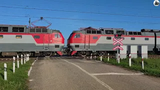 Двойная тяга ЧС7-099 и ЧС7-039 с пассажирским поездом. Железная дорога.