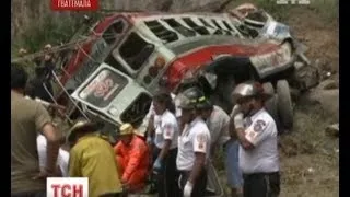 Страшна аварія у Гватемалі, на гірській дорозі автобус зірвався у прірву