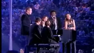 Garou, Zazie, Isabelle Boulay, Corneille, Patrick Bruel et Jean Baptiste Maunier   Qui a le droit Les Enfoires 2005