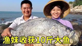 A Yu's younger sister and her brother-in-law drove to the sea together and picked out valuable catc