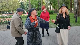 "Моя Бабушка курит трубку"... танцуем в Гомельском парке... 9.05.2023года.