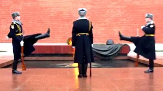 Почётный караул у вечного огня Guard of Honor at the Eternal Flame 儀仗隊 名誉の護衛 حارس الشرف Ehrengarde