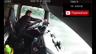 Дальнобойщик из Китая отвлёкся на телефон и ... / A trucker from China was distracted by the phone