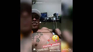 MC Menor MR fazendo tatuagem com Coringa