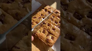One Bowl Blondies! No mixer required😍 Recipe in comments👇🏽
