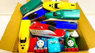 トーマス、電車、新幹線のプラレールを連結させて線路を走行させよう！Connect Thomas the Tank Engine and train toys to run on the tracks!