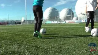 Grundtechniken der Ball-an und Mitnahme mit Passspiel am Deutschen Fußball Internat