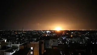 Israel bombardea la Franja de Gaza, en respuesta a globos incendiarios de Hamás