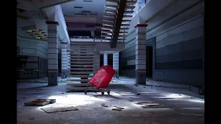 The Cure- Friday I'm in Love (playing in an empty shopping centre)