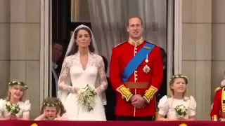 Prince William and Kate Kiss on the Balcony - The Royal Wedding (14/14)
