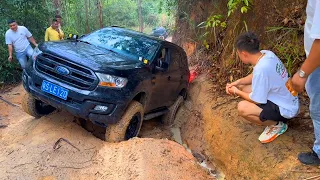 Ford Everest cannot overcome this challenge, The driver seemed helpless