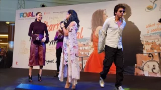 Shah Rukh Khan & Anushka dance for crowd