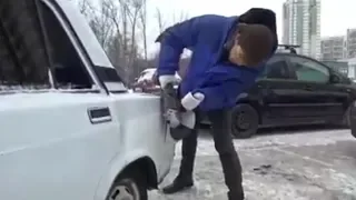 Москвич, чтобы припарковаться, болгаркой отрезал кусок кузова у загородившей ему"жигули"