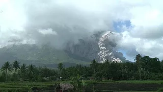 Уровень угрозы извержения вулкана Майон повышен до четвертого из пяти возможных…