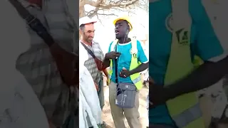 Un ouvrier chante les xassida de Serigne Touba