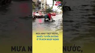 Mưa như trút nước, nhiều tuyến đường ở TP.HCM ngập nặng