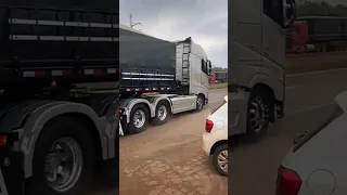 Volvo fh 540 saindo na pressão com escapamento direto