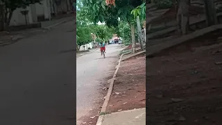 menino caiu de bicicleta por tentar empinar