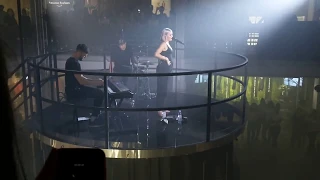 Anne-Marie "FRIENDS" Acoustic-Set Live at Amazon Destination Denim in Berlin