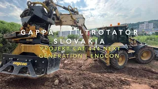 Gappa s.r.o. | tiltrotator Slovakia | CAT 444 NG a spevňovanie svahu s vybračnou doskou engcon