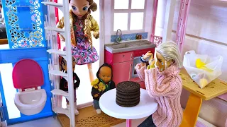 GRANDMA, DON'T CRY! WE'VE ARRIVED! Katya and Max are a funny family! Funny stories of Barbie doll