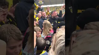 Alemannia Aachen Aufstieg 2024 - Heiner Backhaus singt „You’ll Never Walk Alone“ mit den Fans